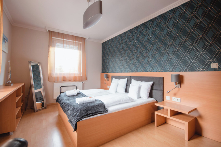 Room 1, Vámosszabadi partyház, Győr