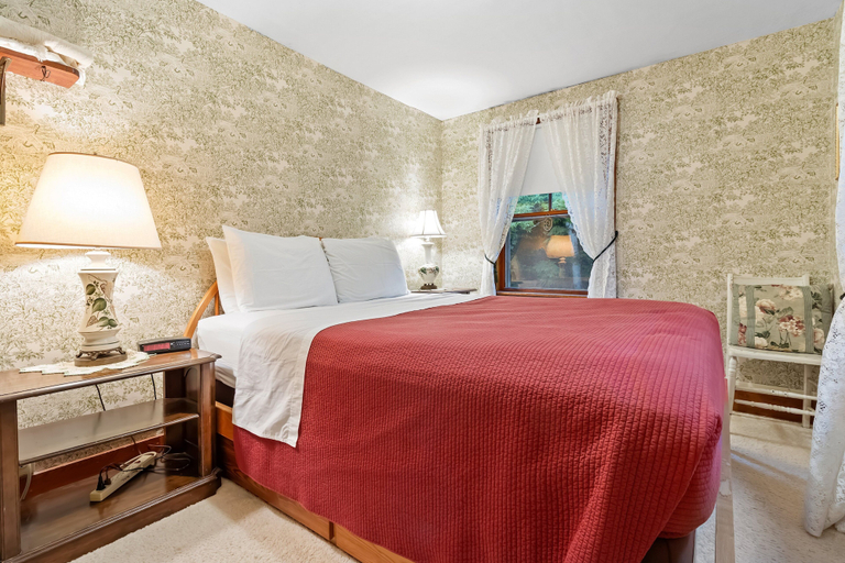 Room 5, Century-old Oceanfront Home With Wraparound Porch - Walk Downtown, Dogs OK, Lincoln