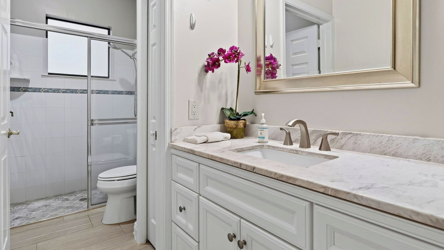 Interior 3, Neptune's Realm by Avantstay Waterfront Home + Heated Pool + Spa + Dock Minutes to Beach, Collier