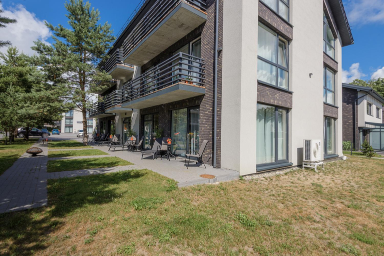 Exterior & Views