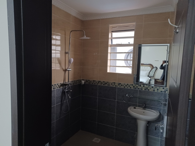 Bathroom 3, Bonds Hotel Nairobi, Starehe