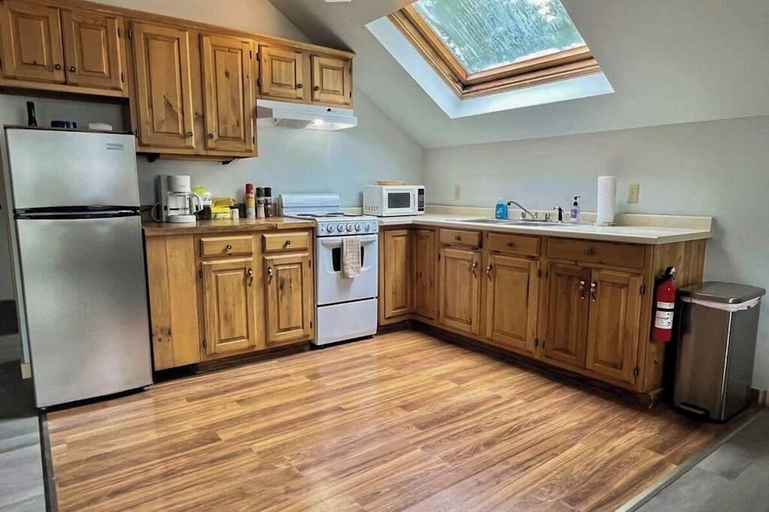 Private kitchen 3, Charming Apartment With Ocean Views, Private Deck, and Easy bay Access, Hancock