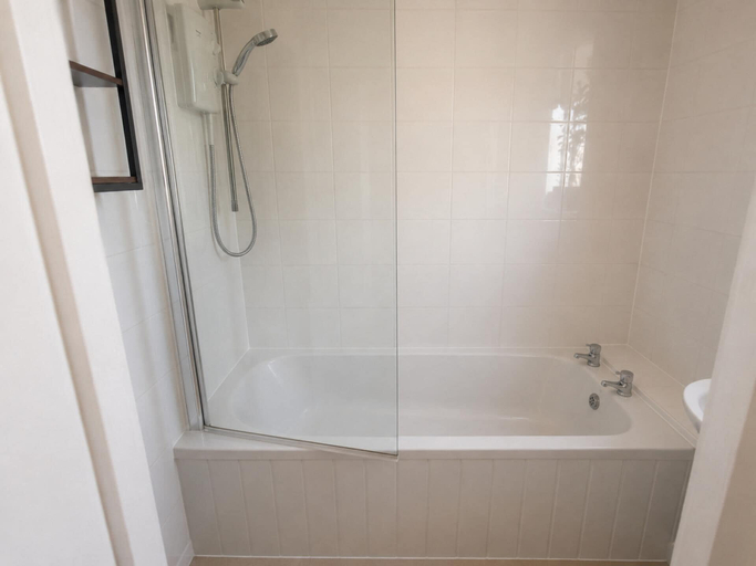 Bathroom 4, Northampton 2-bed House With Patio & Parking, Northamptonshire