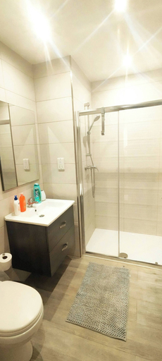 Bathroom 2, Grandblue Vista Premier Seafront Apartment