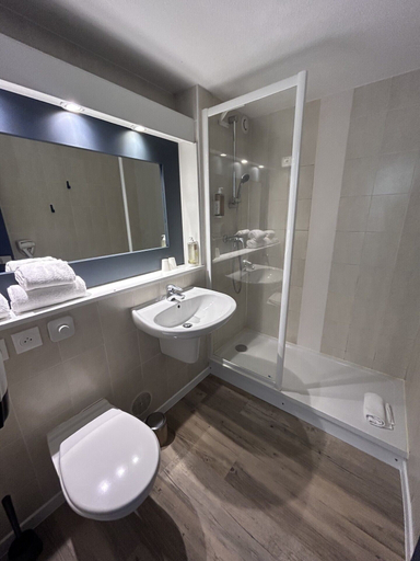 Bathroom 5, greet Hotel Belleville en Beaujolais A6, Rhône