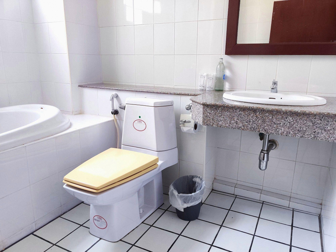 Bathroom 4, Thong Paeka Hotel, Phrasat