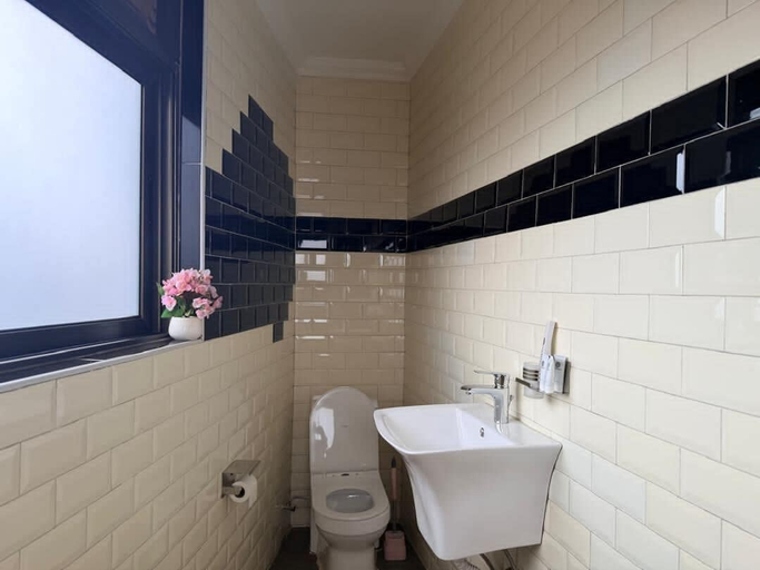 Bathroom, Colette Suites, Kampala