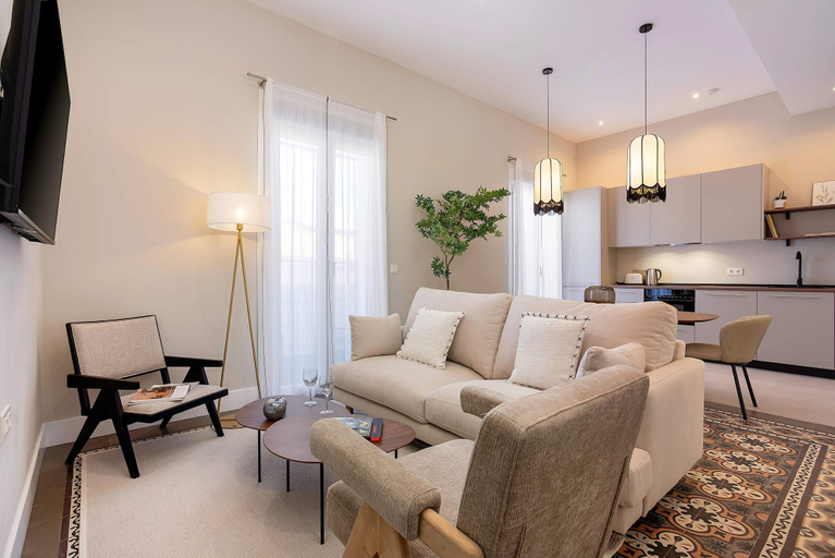 Room 2, Stylish 3 BD Apartment in Granada. San Anton 202, Granada