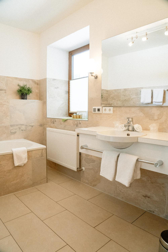 Bathroom 5, Landhotel Gockelwirt, Ostallgäu