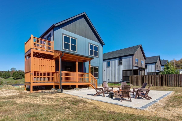 Exterior 4, Blue Bella, Sevier