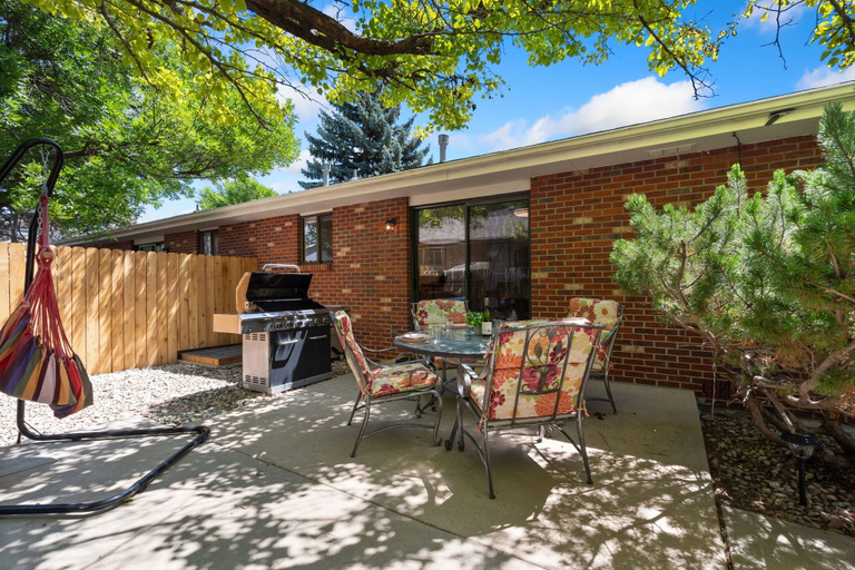 BBQ/picnic area, Backyard Hideaway King Bed, Garage, Bicycles, Larimer