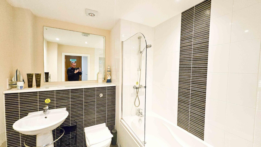 Bathroom 5, Meridian Bay - 1 Bedroom Apt - Swansea, Swansea