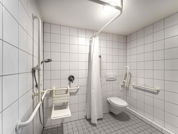 Bathroom 5, B&B HOTEL Freiburg-West, Freiburg im Breisgau