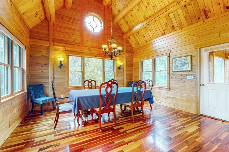 Room 4, Tranquil Haven Secluded Waterfront House With Sauna, Dock, Kayaks, Canoe, gym, Piscataquis