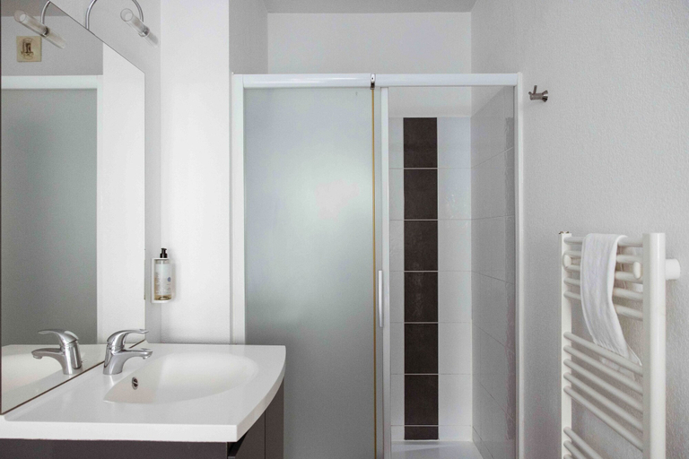 Bathroom 4, Ténéo Apparthotel Bordeaux Merignac - Aeroport, Gironde