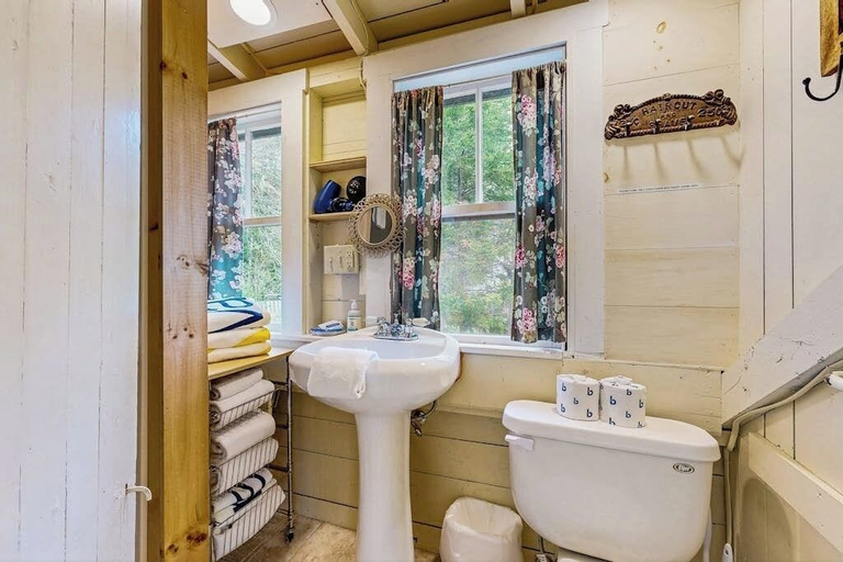 Bathroom, Bayfront Cottage With Fantastic Views & Minutes to Downtown - Dog-friendly, Lincoln