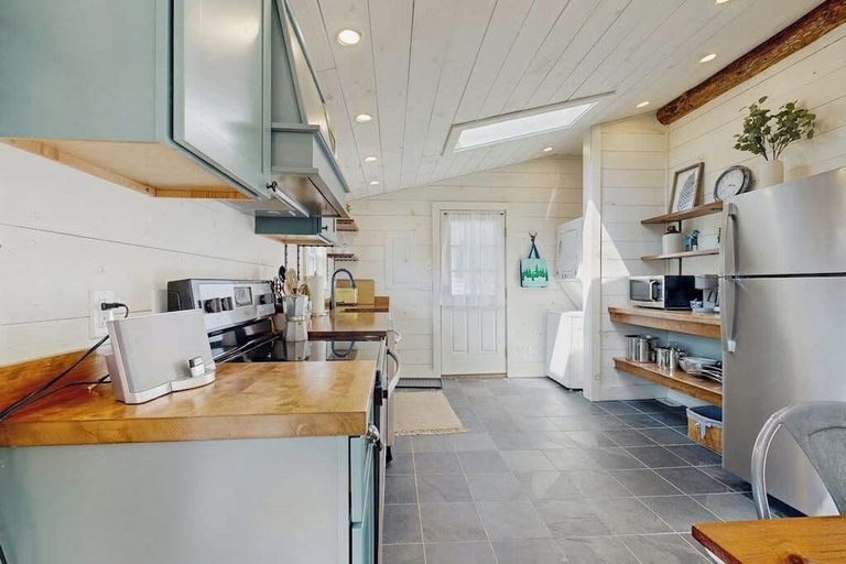 Private kitchen 5, Beautifully Updated Cabin Near Town & Barrett, Lincoln
