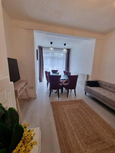 Living area 4, Spacious 3 Bed House-central London-garden-parking, London