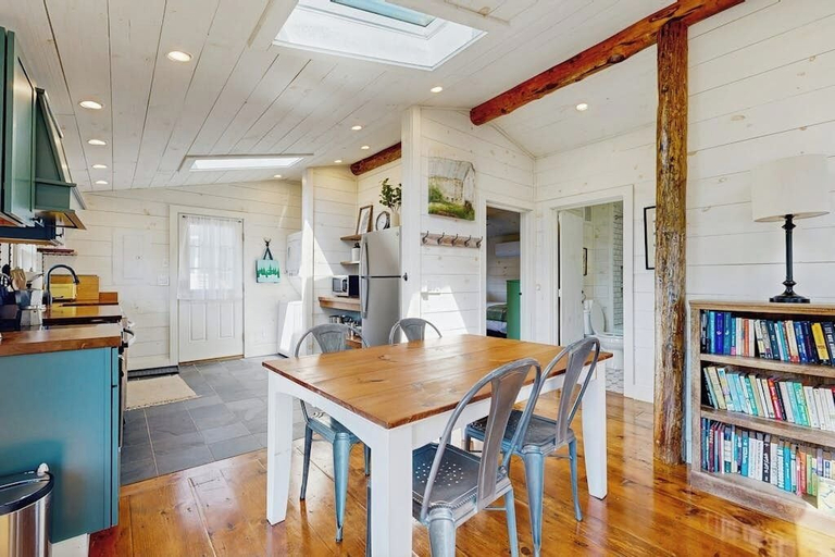 Private kitchen 2, Beautifully Updated Cabin Near Town & Barrett, Lincoln