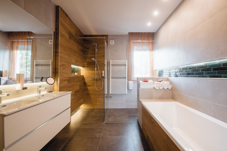 Bathroom, Vámosszabadi partyház, Győr