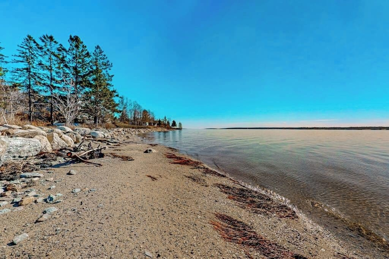 Beach 4, Cozy Seaside Retreat w/ Waterfront Deck, Expansive Lawn, & Breathtaking Sunsets, Hancock