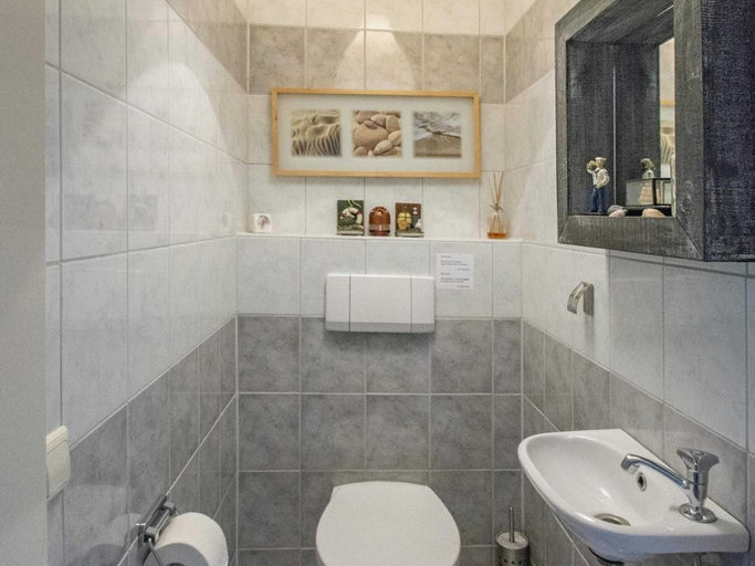 Bathroom 4, Strandslag 107 apartment by the beach, Den Helder