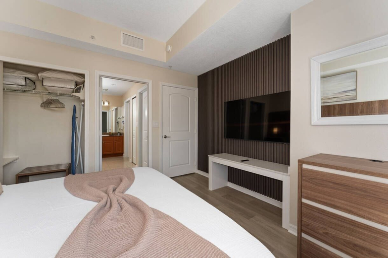 Room 5, Modern 2BR Suite Near Universal & I-drive, Orange