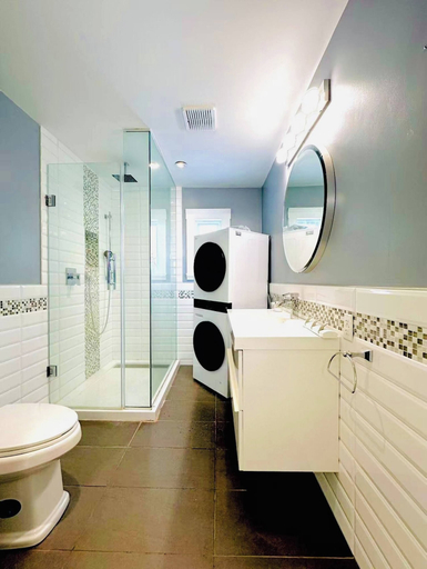 Laundry, Charming Bungalow Retreat in Whitby, Canada, Durham