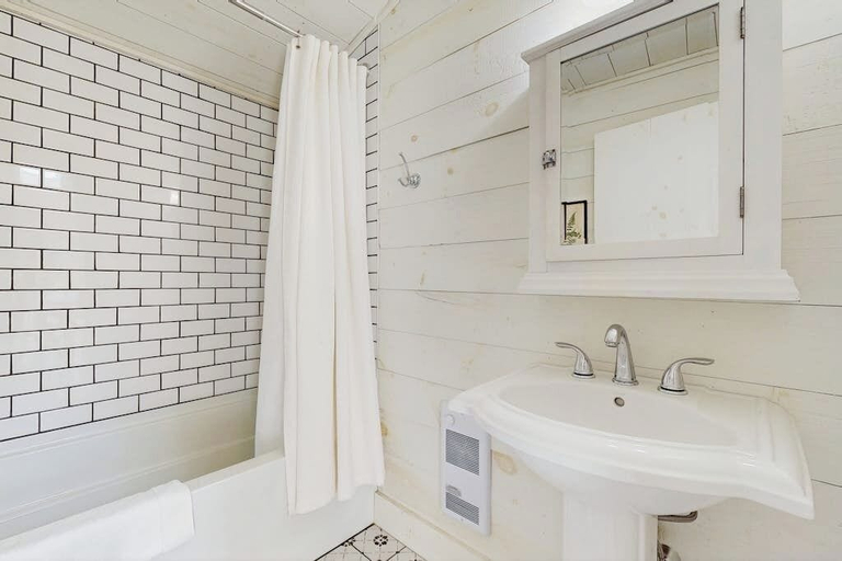 Bathroom 4, Beautifully Updated Cabin Near Town & Barrett, Lincoln