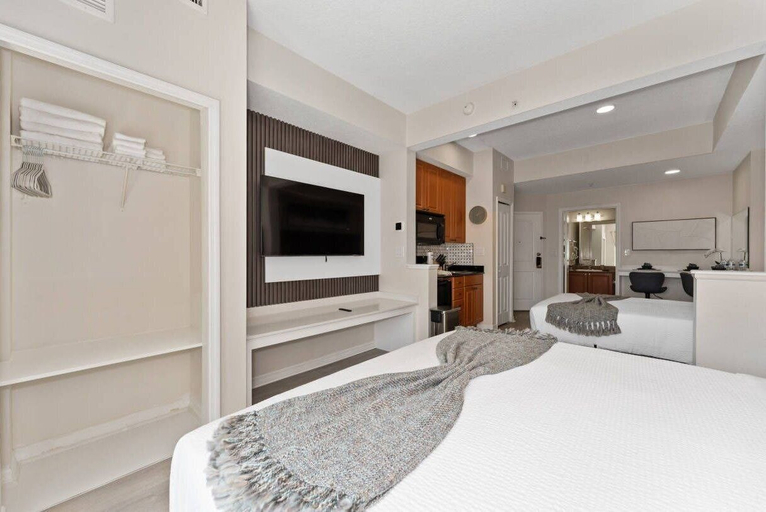 Room 2, Modern 2BR Suite Near Universal & I-drive, Orange
