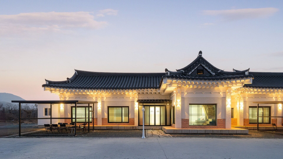 Exterior & Views 2, Gyeongju Poseokjeong Hanok Pool Villa, Gyeongju