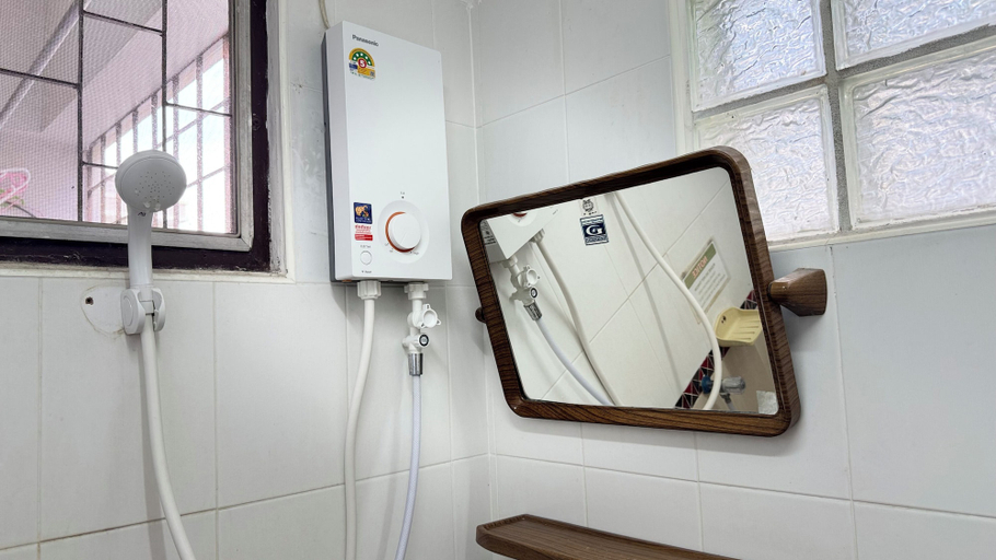 Bathroom 4, Collection O Banwiang Guesthouse, Muang Chiang Mai