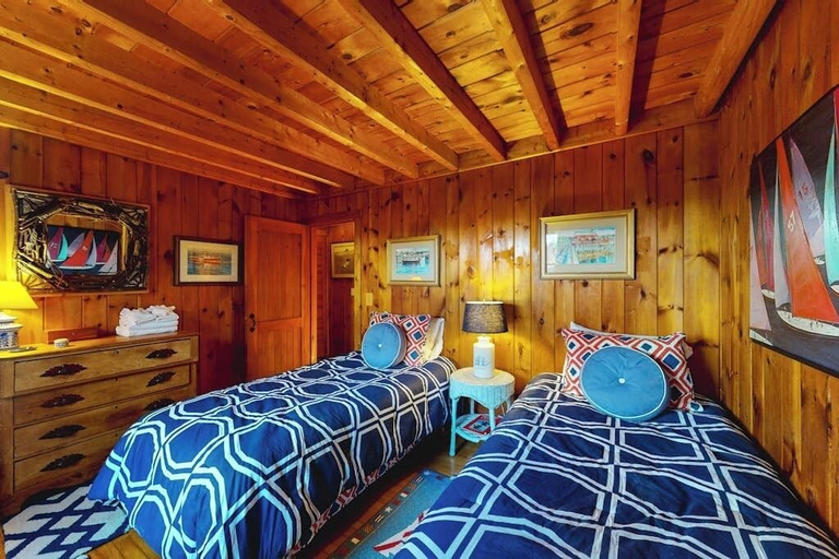 Room 3, Riverfront Retreat With a Furnished Deck, Washer/dryer & Fast Wifi, Lincoln