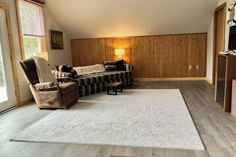 Living area 4, Charming Apartment With Ocean Views, Private Deck, and Easy bay Access, Hancock