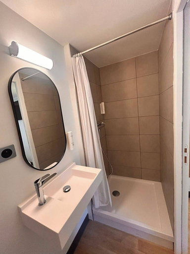 Bathroom 5, Kyriad ECO - Avignon Sud Parc des Expositions, Vaucluse