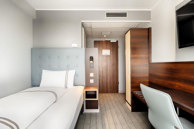 Bedroom 3, Premier Inn Köln City Centre, Köln