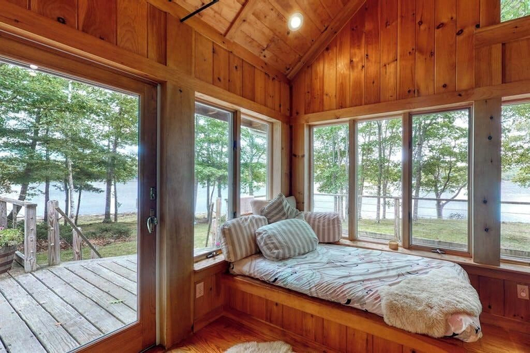 Room 4, Private Waterfront Home With Large Deck & Deep Water Dock, Sagadahoc