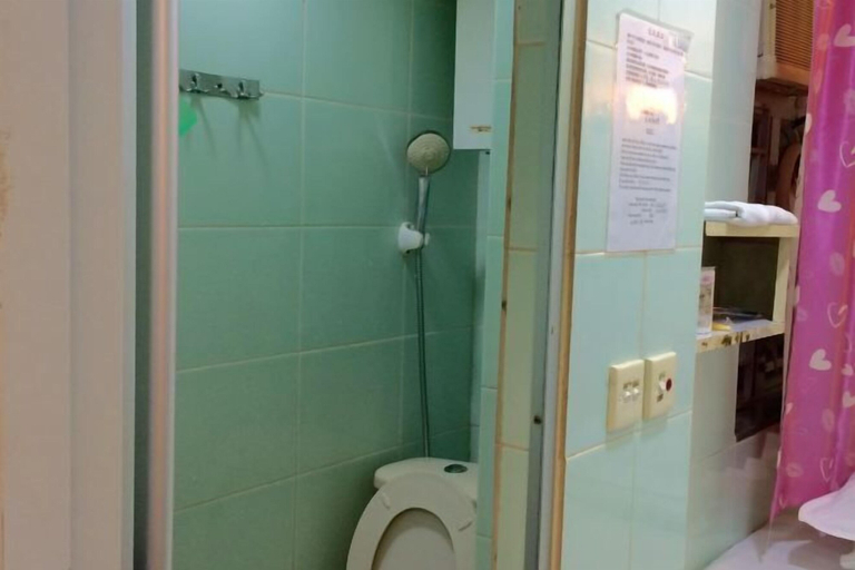 Bathroom 3, Wing Lee Guest House, Kowloon