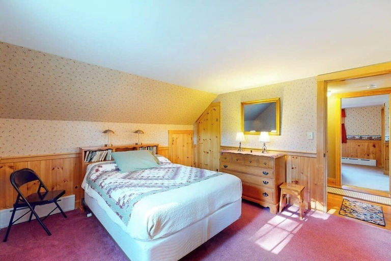 Room 3, Comfortable Home Near the Beach - Dog-friendly - Full Kitchen & Washer/dryer, Knox