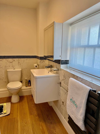 Room 2, Boutique Penthouse Stay in Gloucester Free Parking, Gloucestershire