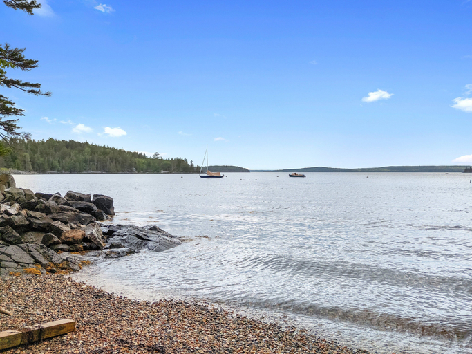 Beach, Comfortable Bayfront Home With Beautiful Views, Large Deck & On-site Tennis, Hancock
