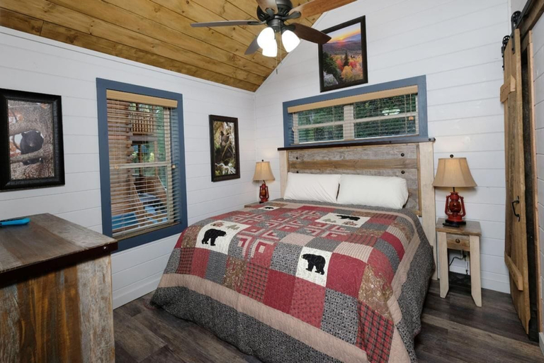 Room 2, Splash N' Love Shack, Sevier