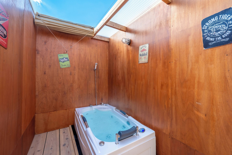 Jetted tub 2, Glamping Trailer Lanikai, Awaji