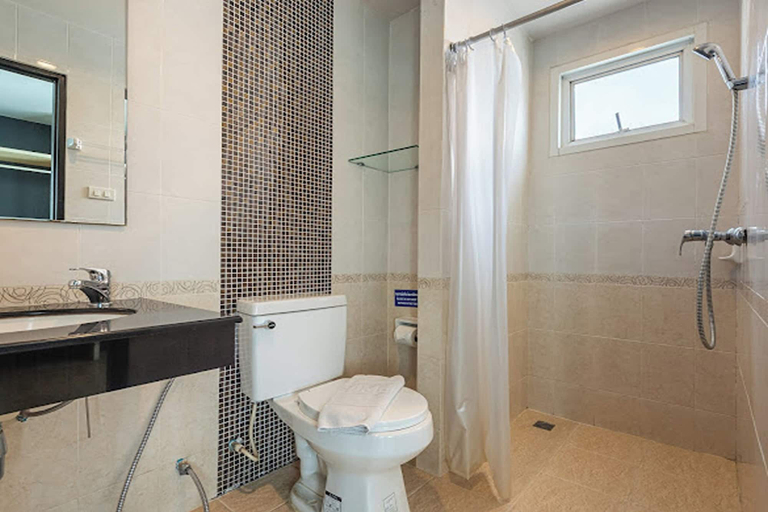 Bathroom 4, Le Nara Residence, Pattaya