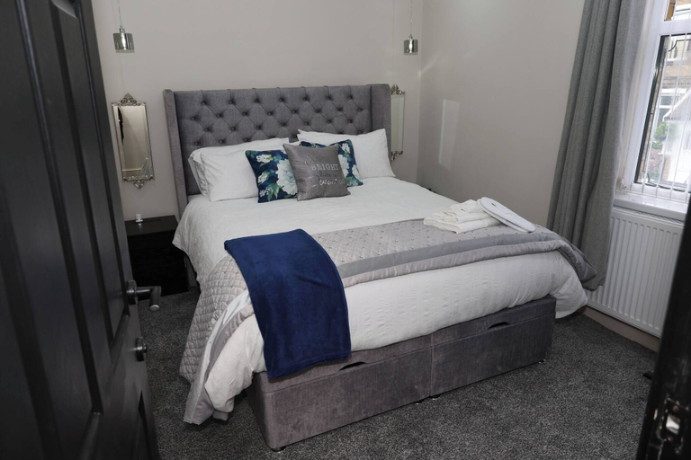Room 3, Contactors Welcome - Wifi - Games Room & Air Con, Bradford