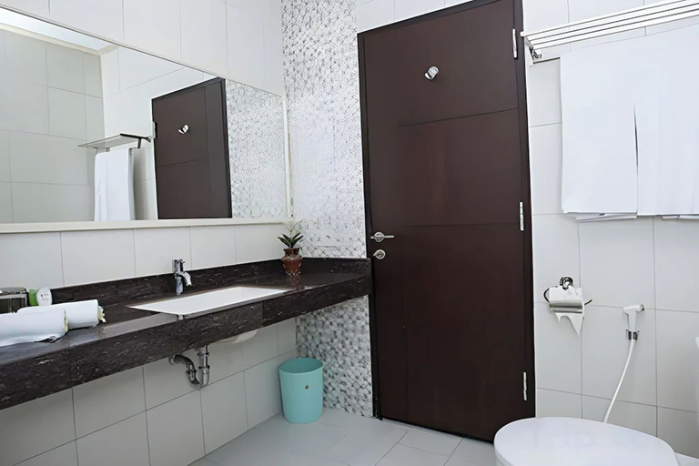 Bathroom 5, Hotel Puri Indah & Convention, Lombok
