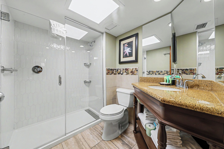 Bathroom 4, The Inn On The River, Sevier