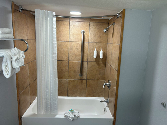 Bathroom 5, The L Motel - Downtown Flagstaff, Coconino