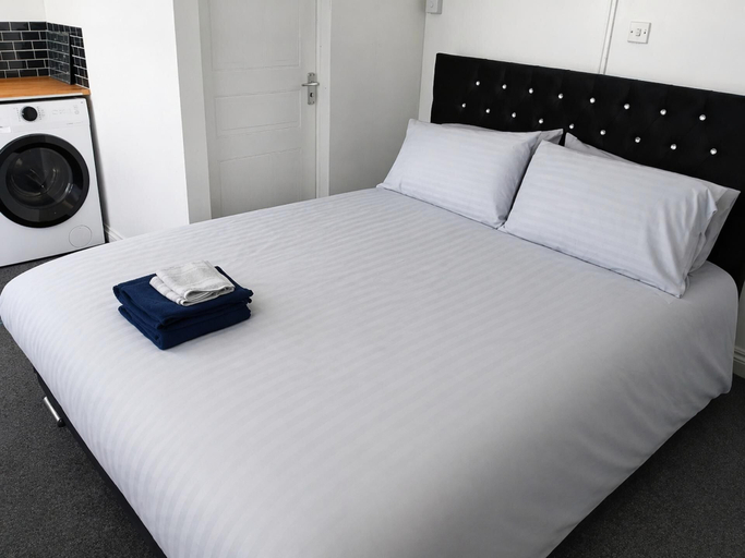 Primary image 1, Studio Sleeps 2 With Parking, Sandwell