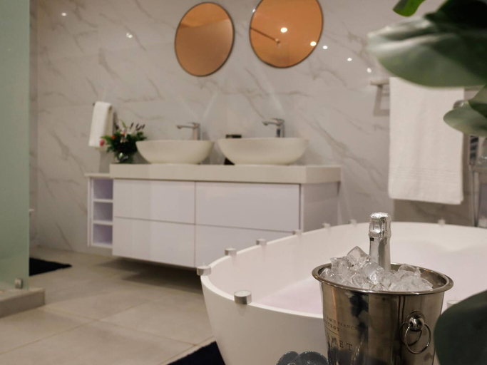 Bathroom 4, Luxurious 4-Bedroom House with Private Pool in Hartbeespoort, Bojanala